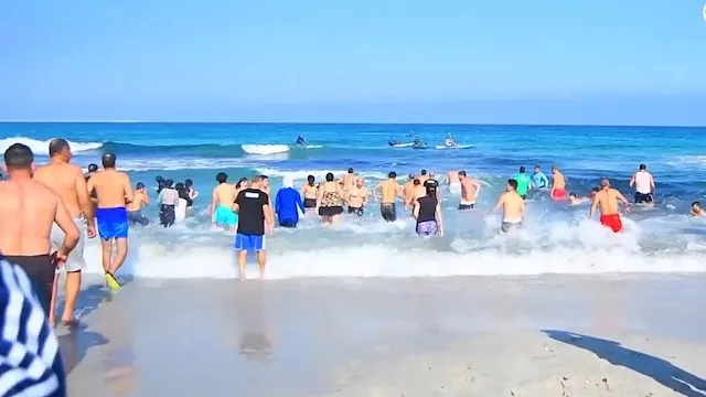 غطسة رأس العام : أهالي المهدية يستقبلون السنة الجديدة بالسباحة